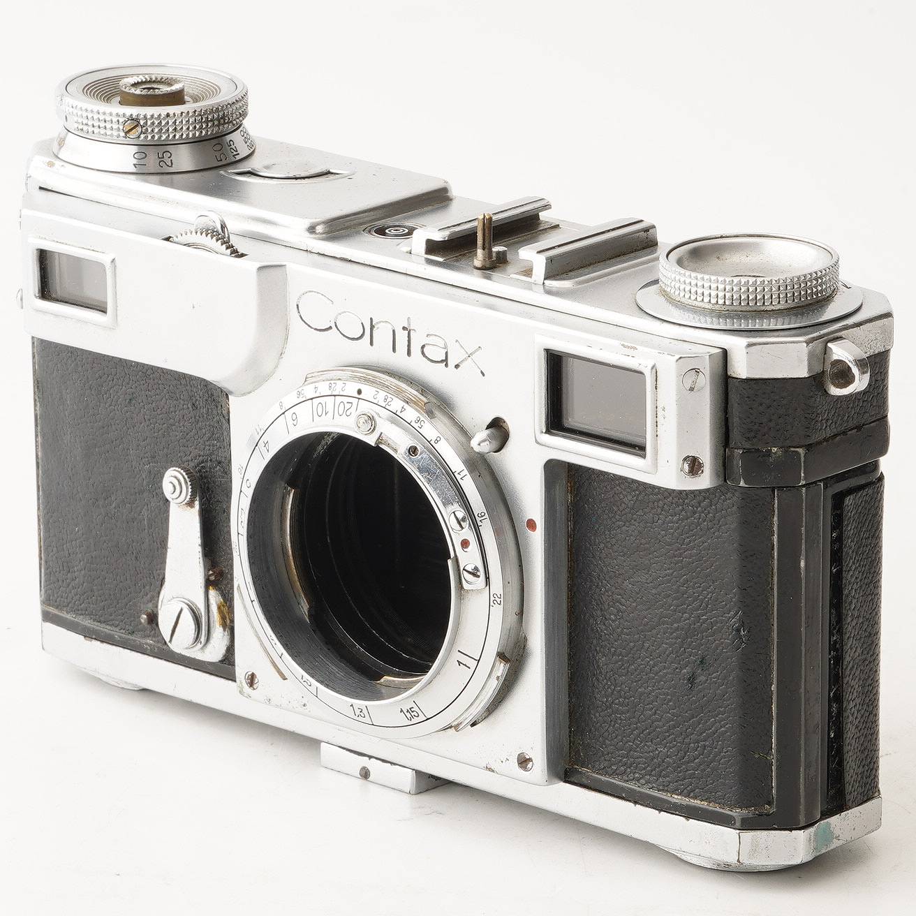 【外観】 外観は写真にて確認してください。 【動作】 シャッタースピード全速正常に動作します。 フィルム巻上げ問題ありません。 セルフタイマーの動作確認しました。 フォーカスは正常に動作します。 二重像は動作していますが、薄く確認しづらいです。 【光学】 ファインダー内クモリがあります。 【付属品】 写真に写っているものがすべてです。