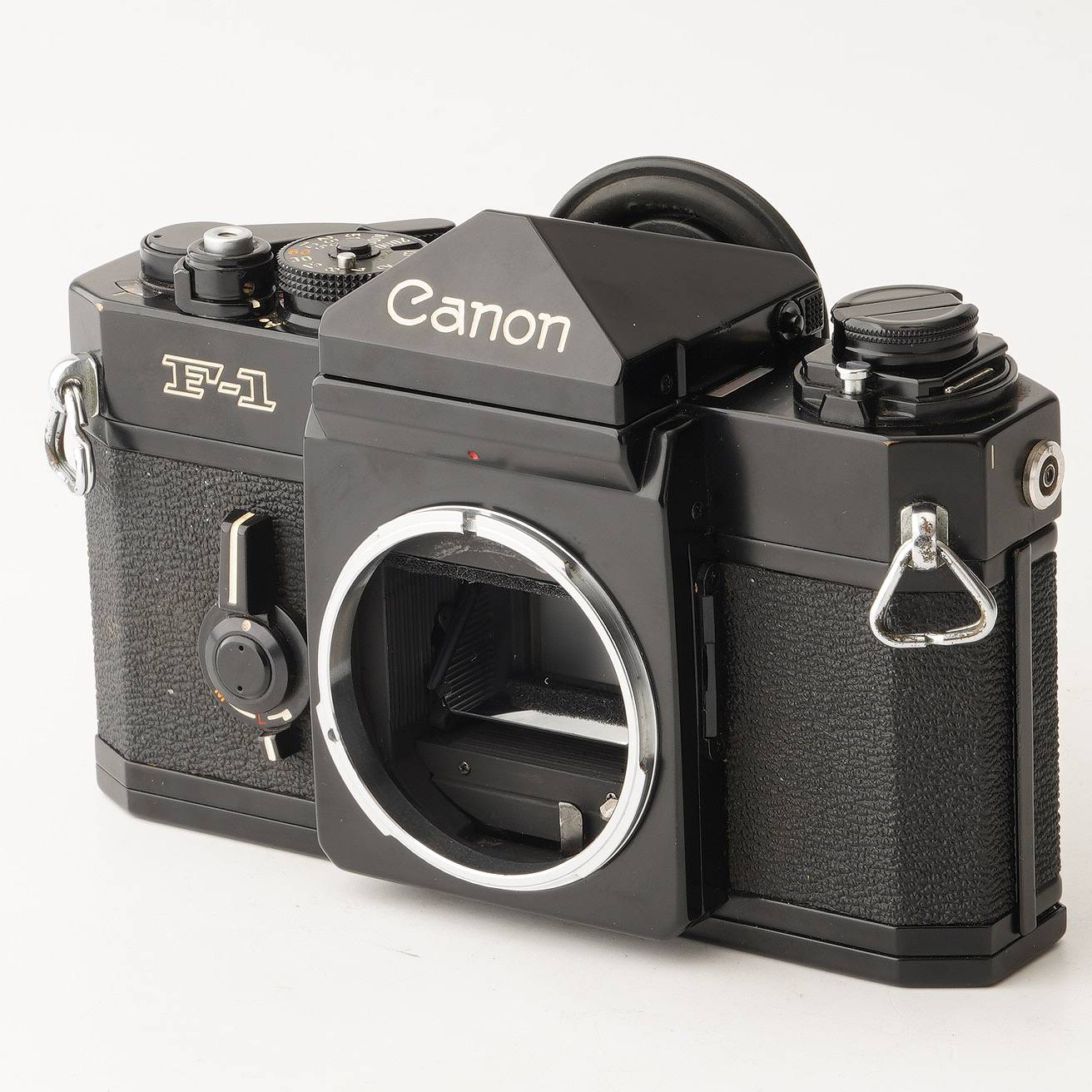 【外観】 外観は写真にて確認してください。 モルト交換済です。 【動作】 各機能動作します。 シャッタースピード全速正常に動作します。 フィルム巻上げ問題ありません。 露出計の動作確認しました。 セルフタイマーの動作確認しました。 【光学】 ファインダーは綺麗です。 フォーカシングスクリーンに少し汚れがありますが、視認性は良好です。 【付属品】 写真に写っているものがすべてです。