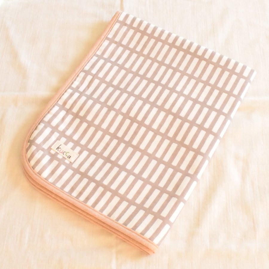 【メール便無料】 kucca クッカ おむつ替えマット Gray’s DOOR パネル 防水シート入り おねしょシート オムツ替えシート あす楽対応