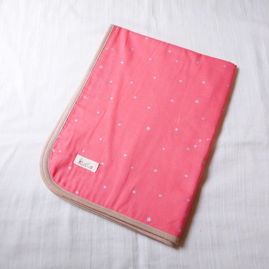 【メール便対応】 kucca おむつ替えマット PLUM・STAR 防水シート入り おねしょシート オムツ替えシート