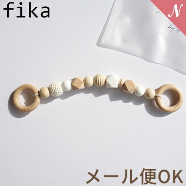 ■fikaの商品について■ fika(フィーカ)の商品は保育士ママ監修。 保育士だからこそわかるママの気持ちに寄り添った商品作りをしています。 シリコンは赤ちゃんのお口に直接入るものですので、BPAフリー、フタル酸エステル等の環境ホルモンを含まない安全なものを使用しています。 シリコンは厚生労働省認定の検査機関で検査し、食品衛生基準をクリアしていますので、赤ちゃんに安心してお使いいただけます。 木製パーツは全て無塗装・無着色の天然木製です。 ■マグホルダー■ マグは、赤ちゃんとのお出かけには必需品。でもママのバッグの中でこぼれたり、迷子になったり… mugholderは、そんなお悩みを解決します。 ママのバッグやベビーカーに引っ掛けるだけなので、赤ちゃんにもすぐに渡せます。 ママのバッグやベビーカーに合わせやすいシンプルなデザインとカラーでギフトにもおススメです。 ■サイズ 全長約25cm ■素材 シリコンゴム（BPAフリー・フタル酸エステル等の環境ホルモンを含まない） ・紐 コットン100% ・クリップ ステンレス・天然木(国内厚生労働省登録期間で食品検査合格の安全な素材を使用しています。) ■ご使用上の注意 ・シリコンはホコリなどが付着しやすいので、ご使用前にウエットティッシュなどで拭いて下さい。 ・赤ちゃんの力に耐えられるよう注意して作製しておりますが、強い力が加わったり、長期の使用でビーズが外れてしまう危険があります。必ず保護者様の目の届くところでのご使用をお願いいたします。 ・思わぬ事故の原因となりますので、傷や亀裂が生じた場合には、ご使用を中止してください。 ・ビーズの誤飲を防ぐため、ホルダーには必ず歯固めやおもちゃをつけた状態で保管してください。 ・ケガの危険がありますので、クリップ部分は口に入れないようにご注意ください。 ■お手入れ方法 ・ご使用後はウエットティッシュ等で汚れを拭き取り、十分に乾かしてください。 ・濡れたままで放置するとカビやサビの原因となりますのでご注意ください。 ■注意事項 お客様のモニター環境によって、実際の商品と色合いが異なる場合がございます。 在庫があります!残りあと 1 個です。ご注文はお早めに。(在庫数の更新は約60分間隔で行っています。) fika mag holder マグホルダー エクリュ fikakobefika mag holder マグホルダー エクリュ fikakobe サイズ 全長約25cm 素材 シリコンゴム（BPAフリー・フタル酸エステル等の環境ホルモンを含まない） ・紐 コットン100% ・クリップ ステンレス・天然木(国内厚生労働省登録期間で食品検査合格の安全な素材を使用しています。) ご使用上の注意 ・シリコンはホコリなどが付着しやすいので、ご使用前にウエットティッシュなどで拭いて下さい。 ・赤ちゃんの力に耐えられるよう注意して作製しておりますが、強い力が加わったり、長期の使用でビーズが外れてしまう危険があります。必ず保護者様の目の届くところでのご使用をお願いいたします。 ・思わぬ事故の原因となりますので、傷や亀裂が生じた場合には、ご使用を中止してください。 ・ビーズの誤飲を防ぐため、ホルダーには必ず歯固めやおもちゃをつけた状態で保管してください。 ・ケガの危険がありますので、クリップ部分は口に入れないようにご注意ください。 お手入れ方法 ・ご使用後はウエットティッシュ等で汚れを拭き取り、十分に乾かしてください。 ・濡れたままで放置するとカビやサビの原因となりますのでご注意ください。 ・万一製品の不良、不足、破損もしくはご不明な点などがございましたら、お問い合わせフォームよりお問い合わせください。 注意事項 お客様のモニター環境によって、実際の商品と色合いが異なる場合がございます。 ★ ★ ★ ★ ★ f i k a 商 品 一 覧 ★ ★ ★ ★ ★ .&nbsp; &nbsp; &nbsp; &nbsp; fika商品一覧 .