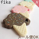 ■fikaの商品について■ fika(フィーカ)の商品は保育士ママ監修。 保育士だからこそわかるママの気持ちに寄り添った商品作りをしています。 シリコンは赤ちゃんのお口に直接入るものですので、BPAフリー、フタル酸エステル等の環境ホルモンを含まない安全なものを使用しています。 シリコンは厚生労働省認定の検査機関で検査し、食品衛生基準をクリアしていますので、赤ちゃんに安心してお使いいただけます。 木製パーツは全て無塗装・無着色の天然木製です。 ■シリコン ティーザー■ お口に入れても安全なBPAフリーのシリコンで作られた歯固めです。 アイスクリーム、クッキー、チョコとどれも本物みたいにキュートなデザイン♪ お子さまがパクッとお口に入れている様子は、たまらなく可愛いです。 歯固めを使ういい所とは... ・歯のムズムズを解消！ ・乳児成長のサポート♪ ・口をモグモグする練習☆ などがあります。 開始時期は、一般的には歯が生え始めたら使用するのがベストとされています。 赤ちゃんの感覚を刺激することにより、脳の発達を促します。 視覚…様々な色・形を見ることで、色の刺激を受け感受性を育てます。 聴覚…木と木の奏でる音色は心地よく、優しい音はリラックス効果も。 触覚…にぎる・つかむ・かむことで、手先・知能の発達を促します。 小さなおくちでかみかみしたり、小さなおててでにぎにぎしたり たくさん遊んでください。 歯固めとしてお使いいただいた後は、キーチャームやおままごとのおもちゃとしてもお使いいただけます ■サイズ アイスクリーム約8cm×7cm クッキー約5.5cm チョコ 約9cm×7cm ■素材 シリコン （シリコン商品は20℃から220℃までの耐熱性がありますので、熱に強く、清潔にご使用いただけます） ■お手入れ方法 ・水洗い可 ・煮沸消毒可・沸騰したお湯に3～5分目安で入れ消毒してください。 ・食洗機の洗浄可 ・薬剤の消毒可・哺乳瓶用の薬液を使用することが可能です。　 ・電子レンジ消毒・専用ケースに入れて消毒してください。各種機種によりお時間を確認してください。 洗浄後は乾いた状態で保管してください。 ■注意事項 ・お客様のモニター環境によって、実際の商品と色合いが異なる場合がございます。fika teether フィーカ シリコン ティーザー fikakobe 歯固め 歯がため 安全 安心 かわいいfika teether フィーカ シリコン ティーザー fikakobe 歯固め 歯がため 安全 安心 かわいい サイズ アイスクリーム約8cm×7cm クッキー約5.5cm チョコ 約9cm×7cm 素材 シリコン （シリコン商品は20℃から220℃までの耐熱性がありますので、熱に強く、清潔にご使用いただけます） お手入れ方法 ・水洗い可 ・煮沸消毒可・沸騰したお湯に3～5分目安で入れ消毒してください。 ・食洗機の洗浄可 ・薬剤の消毒可・哺乳瓶用の薬液を使用することが可能です。　 ・電子レンジ消毒・専用ケースに入れて消毒してください。各種機種によりお時間を確認してください。 洗浄後は乾いた状態で保管してください。 注意事項 お客様のモニター環境によって、実際の商品と色合いが異なる場合がございます。 ★ ★ ★ ★ ★ f i k a 商 品 一 覧 ★ ★ ★ ★ ★ .&nbsp; &nbsp; &nbsp; &nbsp; fika商品一覧 .