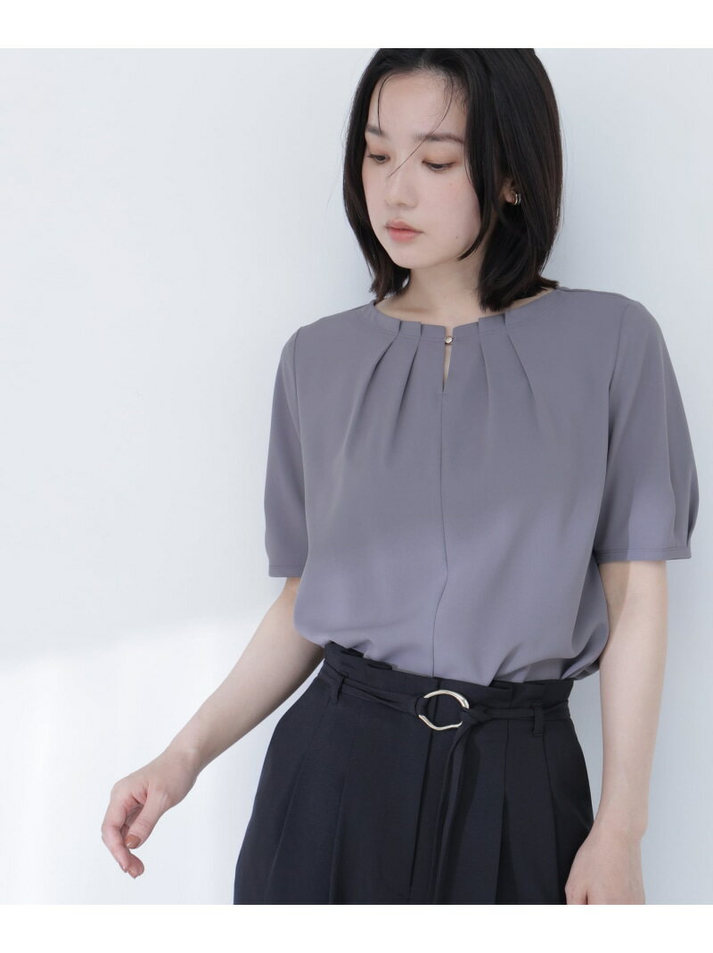 Rakuten - ネックタックブラウス半袖 NATURAL BEAUTY BASIC ナチュラルビューティベーシック トップス シャツ・ブラウス ホワイト グレー【先行予約】*【送料無料】[Rakuten Fashion]