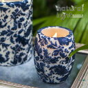 ■製品仕様 ブランド Natural Light Candle (ナチュラルライトキャンドル) 商品名 4" DAMASK LEAF HURRICANEWHITE & BLACKWHITE & REDIVORY & WHITEGREY & PEARLIVORY & TATTOOBLUEWHITE & CAYENNE OMBRETATTOOBLUE & SILVERBLACK & GOLD 成分 蜜蝋ワックスブレンド、エッセンシャルオイル サイズ 本体サイズ: H: 10cm x D: 10cm 生産国 インドネシア 香り 【WHITE & BLACK】ザクロ＆イチジク【WHITE & RED】ザクロ＆イチジク【IVORY & WHITE】イランイラン【GREY & PEARL】フランジパニ【IVORY & TATTOOBLUE】ラベンダー【WHITE & CAYENNE OMBRE】モロカンローズ【TATTOOBLUE & SILVER】アンバージンジャーローズ【BLACK & GOLD】シャンパン 付属品 化粧箱入り 燃焼時間 約40時間 使用方法 水平な場所に断熱性があり難燃性のものを下に敷いて、キャンドルに火を付けてください。火をつける時は、点火の先端が長いライター等をおすすめ致します。 注意事項 ・火を長時間灯すと、容器内のワックスが溶けますので、キャンドルを移動される際は十分ご注意ください。・顔や衣服、燃えやすいものから離して使用してください。・地震や風などによる不意の転倒に注意してください。・使用中はその場を離れないでください. ・使用中に気分が悪くなった場合は直ちに使用をやめ、速やかに換気をしてください。・まれに蜜蝋や一部のエッセンシャルオイルにより、アレルギー反応を起すことがありますのでご注意ください。・ご使用のモニターの明るさ等により、色の見え方が異なる場合が御座います。 キャンドルの取扱方法詳細⇒NaturalLightCandle（ナチュラルライトキャンドル）の主力であるダマスクコレクション。 ダマスク柄は、本来紋織物の一種で、名称はシリアのダマスクに由来し、 西欧へはダマスクス方面から伝わったとされています。 模様の細かさから手彫りにかかる時間は非常に長く、一つ一つに職人の心がこもっています。 種類も豊富で、初めての方には是非おすすめしたいコレクションです。 4" DAMASK LEAF HURRICANE サイズ： H: 10cm x D: 10cm 燃焼時間：40時間 キャンドルの取扱方法についてもっと詳しく≫