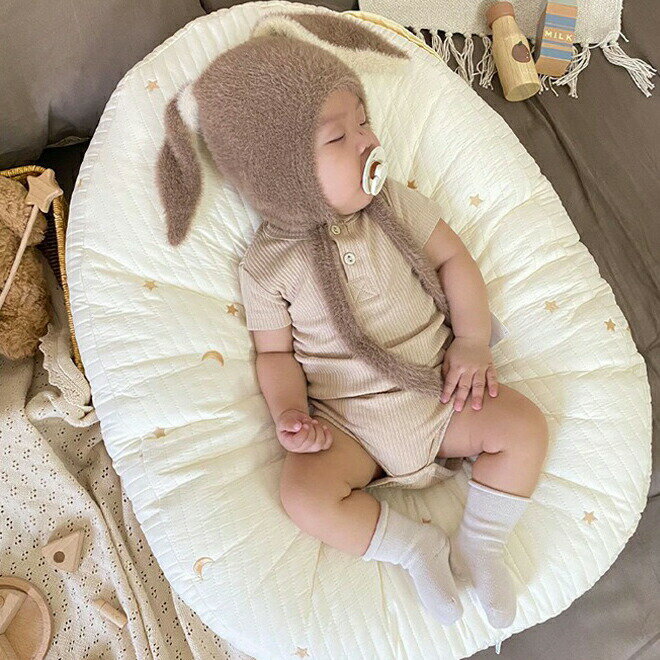 商品説明商品内容ベビークッション素材カバー：100％コットン　充填：100％ポリエステル生産国中国サイズ約60*76CM、厚さ約20CMカラー写真通り特徴☆赤ちゃんの眠りやすい姿勢にしてくれます。 ☆赤ちゃんのお肌に触れる部分は安心のコットン100％。 ☆携帯にも便利な取手付きで持ち運びしやすい。注意書き（購入前に必ずご確認ください）商品写真は、できる限り現品を再現するように画像処理などの補正を行っておりますが、ご利用のモニターや環境により差異が生じます。予めご了承ください。 上記の数値は、実測によるものです。多少の誤差はご容赦ください。 仕様は予告なく変更される場合があります。（ご使用に差し支えない程度）商品説明商品内容ベビークッション素材カバー：100％コットン　充填：100％ポリエステル生産国中国サイズ約60*76CM、厚さ約20CMカラー写真通り特徴☆赤ちゃんの眠りやすい姿勢にしてくれます。 ☆赤ちゃんのお肌に触れる部分は安心のコットン100％。 ☆携帯にも便利な取手付きで持ち運びしやすい。注意書き（購入前に必ずご確認ください）商品写真は、できる限り現品を再現するように画像処理などの補正を行っておりますが、ご利用のモニターや環境により差異が生じます。予めご了承ください。 上記の数値は、実測によるものです。多少の誤差はご容赦ください。 仕様は予告なく変更される場合があります。（ご使用に差し支えない程度）