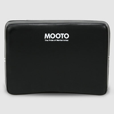 圧縮パッキングで耐久性に優れています。初心者でも持ちやすく、連続蹴り等スパーリングの練習にも適しています。 既存の商品よりサイズを大きめしました。 持ちやすく蹴りやすい構造になっています。 材質：合皮/内部高密度スポンジ サイズ（cm）：52×33×10持ちやすく蹴りやすい!