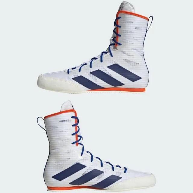 定評あるモデル。ジムやリングでお馴染みのアディダス Box Hogボクシングシューズは、通気性に優れたメッシュアッパーの内側に補強を施した、高強度の運動にも耐えられる設計。 ダイカットEVAミッドソールウェッジがミッドフットにサポートをもたらし、安定感のある動きに貢献。 マット上で多方向へのグリップ力を発揮するアウトソールが、機敏なフットワークを促す。 アッパーにリサイクル素材を50％以上使用するなど、プラスチック廃棄物ゼロを目指すアディダスの取り組みの一つをカタチにしたアイテム。 レギュラーフィット シューレースクロージャー テキスタイルアッパー ラバーアウトソール アッパーのリサイクル材料含有率は50％以上 商品番号：JP9847 生産国：China ※サイズ選び（個人差あり！） サイズは普段の運動シューズより5ミリ大きめをお勧め致します。 足幅が狭い方は、運動シューズと同じサイズでも大丈夫です。通気性に優れたメッシュアッパーの内側に補強を施した、高強度の運動にも耐えられる設計。