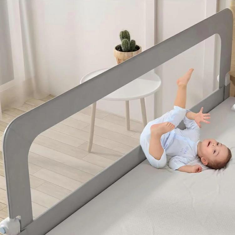 【カラー】ピンク グレー ブルー サイズ：1.5m、 1.8m、 2m 【商品の説明】 収納に便利高品質で環境に優しい材質 調整機能 インストールが簡単 マットレスの厚さに従って高さを自由に調節でき、高さ70から83cmまで調整可能です。 パネルは180°折り畳み式で、使わない時には下げて、お子さまのお世話をする際に邪魔になりません。 睡眠防護ニーズを満たしていると同時に、使いやすさも兼ね備えています。 蒸し暑い感覚が無いメッシュ素材で、換気しやすい。まだ、視線を隠せないため、赤ちゃんの様子を外からチェックできます。 【この商品について】 【サイズ】サイズ：1.5M、1.8M、2M。市販のベッドのほとんどが適用されています。ベッドガードは透明なメッシュデザインになっており、そのため母親は常にあなたの子供を観察することができます。通気性が抜群の上に、清潔もしやすいです。 【収納に便利】パネルは180°折り畳み式で、片付けにとても便利です。パネルを下げて、ママ・パパがベッド隣に座ったり、お子様と遊んたり、喋たりします。 【高品質で環境に優しい材質】ベッドフェンスは高品質の素材を使用し、無毒で無臭で、しっかりと固定され、丈夫な構造でお子様がベッドからの転落防止、ふとんのずれ、蹴り出し防止に最適です。 【調整機能】ベッドガードの高さは70cmから83cmまで正確に調節できます。これにより、個別のニーズに対応する比類のない適応性が提供されます。 【インストールが簡単】取り付けはとても簡単でお母さん一人で簡単に組み立てます。子供さんやベビーさんの出産お祝い、誕生日プレゼント、クリスマスプレゼント、ins風で、家の装飾などにもお勧めです。 ※簡易包装となりますのでご理解の程よろしくお願いします。 ※手動測定による1〜3mmの測定偏差を許容してください。 ※モニターや光の効果が異なるため、実際の色は写真の色と若干異なる場合があります。 ※仕様・デザインは改良のため予告なく変更することがあります。ベビー用 ベッドガード ベッドフェンス 1.5m 1.8m 2m 隙間なし ベッドから落下防止 布団ずれ 蹴り出し 折りたたみ可能 取り付け簡単 子供用 料無料