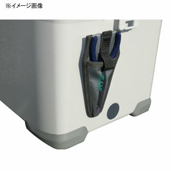 仕様／規格●素材：ターポリン生地メーカー品番793商品説明●クーラーやタックルBOXに強力吸着盤で簡単に装備できる。●穴開け・ネジ止め不要のワンタッチセッティング。●取り外しも簡単！BOXを傷つけません。●凸凹加工やストライプの入ったクーラー、タックルBOXにも補助板を使用して取り付けが可能です。商品属性●カラー:[ シルバー系 ]関連ワード●クーラーボックス 冷蔵ジャンル識別情報：/g1035/g201/g304/m420/※納期表示のご説明はこちら