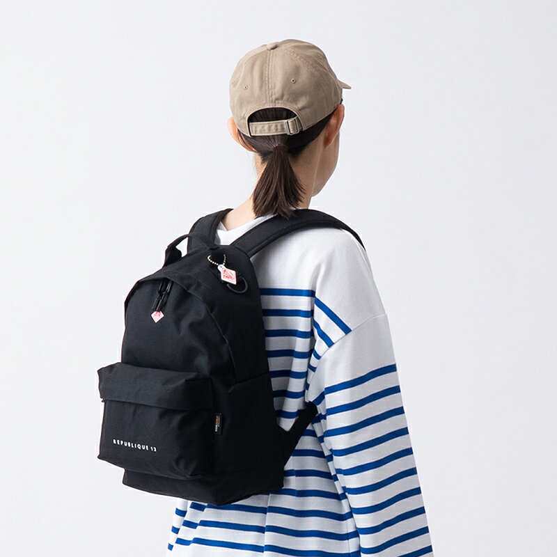 仕様／規格●ナイロン　100％●原産国 ベトナム商品説明●（REPUBLIQUE 18）のキッズ版バックパック。●サイズ調整可能なショルダーで、成長に合わせて長く使える仕様。商品属性●カラー:[ ブラック系 ]特集区分●【26AW】秋冬特選新製品●ナチュラムデー連動企画商品カテゴリ●新着商品関連ワード●子供 こどもジャンル識別情報：/g1006/g202/g301/mCDI/※納期表示のご説明はこちら