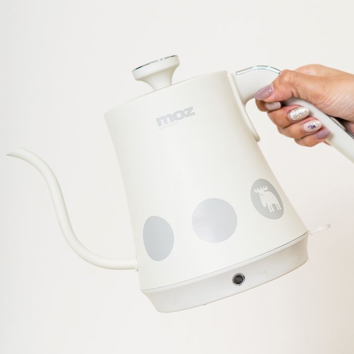 moz ドリップ電気ケトル ホワイト毎日の生活に彩りをプラス。定番家電の電気ケトルに、北欧スウェーデンのインテリアメーカー「FARG＆FORM社」の人気スタイリッシュブランド「moz」デザインが登場。無機質になりがちな調理家電に、愛らしいエルクのデザインがアクセントとなることでオシャレな雰囲気を演出します。必要な時に必要な量だけお湯を沸かすエコスタイル。注ぎやすく洗練された見た目が特徴の細口グースネック、約1．0Lの容量、さらに見やすく大きな電源ランプを備えることで使い勝手も抜群です。充実した機能面と北欧デザインにより、日々の料理だけでなくプレゼントにもオススメです。 「FARG＆FORM社」って？1996年にスウェーデンにて設立されたデザイナー「Anders Bylin（アンダース・ビリン）」氏が率いるインテリアメーカー。「FARG&FORM」とは「色と形」を意味し、そのデザインはスタイリッシュでかわいいとヨーロッパで人気を博し、使い勝手の面も優れており、現在もHOME・KID・mozの3ブランドを中心に、多くのファンを魅了しています。 「moz」って？mozとはスウェーデン語でエルク（ヘラジカ）という意味を持ち、基本的にそのままエルク（ヘラジカ）をモチーフにしたアイテムを展開しているスタイリッシュブランドです。なんとなく不器用そうで人懐こそうな、とぼけた表情のデザインが、北欧の優しさを感じるような雰囲気があります。●Item Specサイズ(約):W30×D14.5×H21cm / 820g容量(約):1Lコード長(約):72cm電力:AC100V 50/60Hz 1000W安全装置:空焚き防止(過昇温度防止サーモスタッド)材質:ステンレス塗装保証期間:1年間生産国:中国※画像には別カラー、別サイズの写真を使用している場合がございます。※サイズ・重量などの表記はすべておおよそとなります。