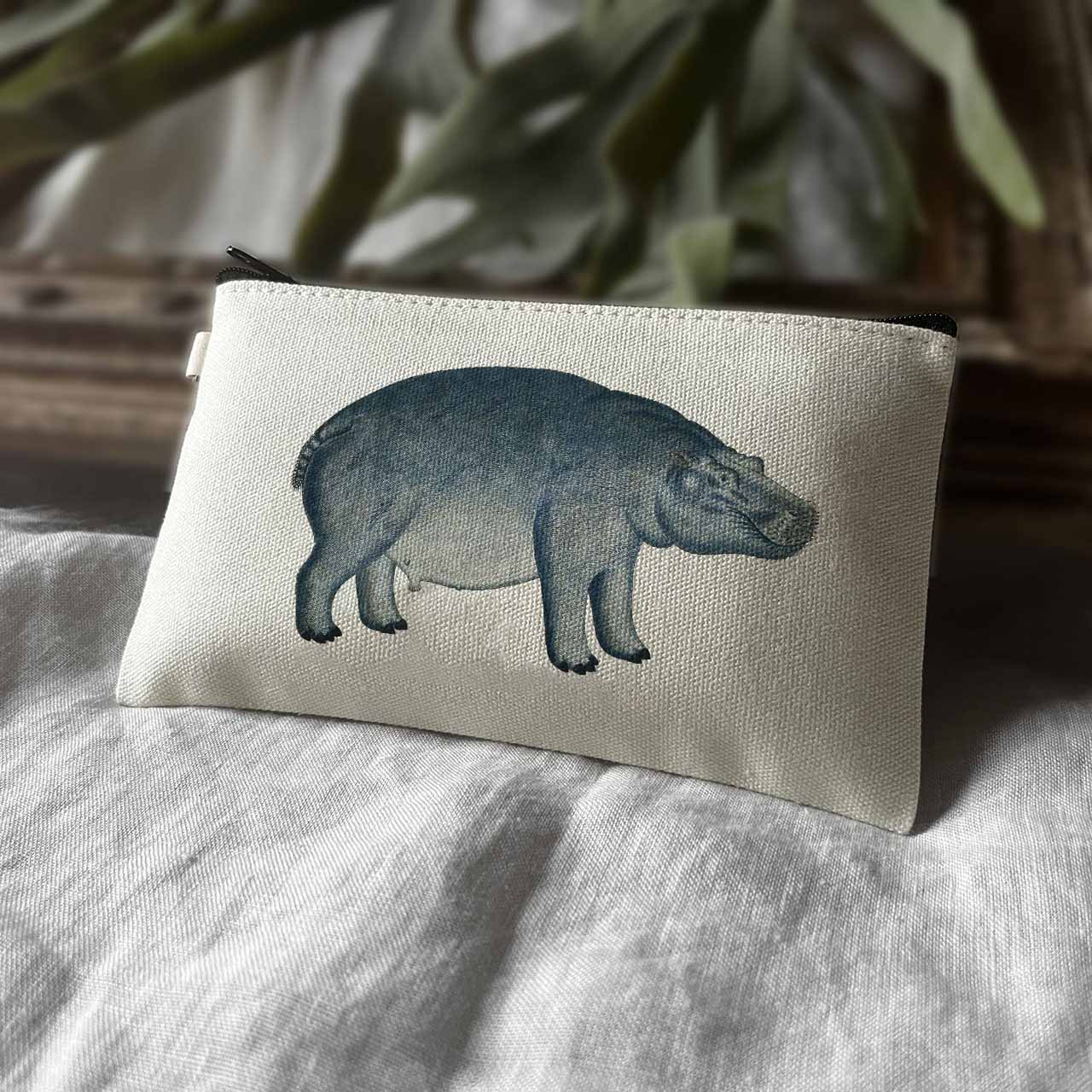 キャンバスポーチ / ロバート ジェイコブ ゴードン「カバ (1777頃)」 ポーチ 帆布 カバ 動物 アニマル イラスト 絵画 アート レトロ マット ペア 個性的 おもしろ