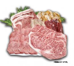 【プレミアム焼肉セット　5〜6人分　　＊タレ・胡椒付き】・極上厚切り牛タン：200g・和牛ロース：300g・ブラックアンガス牛ハラミ：約300g・国産豚肩ロース：300g・かぶりつき手羽先：5本・ハーブ入りソーセージ：5本＊賞味期限/冷凍で30日 ＜栄養成分表示（100g当たり）＞【かぶりつき手羽先】熱量208kcal、たんぱく質13.4g、脂質11.8g、炭水化物10.3g、食塩相当量2.1g【ハーブ入りソーセージ】熱量352kcal、たんぱく質13.0g、脂質32.3g、炭水化物2.4g、食塩相当量2.0g 【クール（冷凍）便】 ※送料無料ライン対象外商品です。 名称焼肉用肉詰合せ内容量上記に記載原材料【極上厚切り牛タン】牛タン(米国産)【和牛ロース】牛ロース(国産)【ブラックアンガス牛ハラミ】牛ハラミ(米国産)【国産豚肩ロース】豚肩ロース(国産)【かぶりつき手羽先】手羽先(国産)、たれ(醤油、水飴、米発酵調味料、おろしにんにく、その他)/ソルビトール、増粘剤(加工澱粉、キサンタン)、調味料(アミノ酸等)、酸化防止剤(V.C)、パプリカ色素、(一部に小麦・大豆・鶏肉・豚肉・ごまを含む)【ハーブ入りソーセージ】豚肉(米国産)、豚脂肪、糖類(粉あめ、ぶどう糖、砂糖)、食塩、香辛料/調味料(有機酸等)、リン酸塩(Na)、酸化防止剤(V.C)、発色剤(亜硝酸Na)、香辛料抽出物、(一部に豚肉を含む)賞味期限裏側ラベルに記載保存方法-18°C以下で保存してください。販売業者株式会社シバタ444-0924愛知県岡崎市八帖北町22番地5原産国名日本商品区分食品【冷凍】[ct_f_41],[ct_f_44]