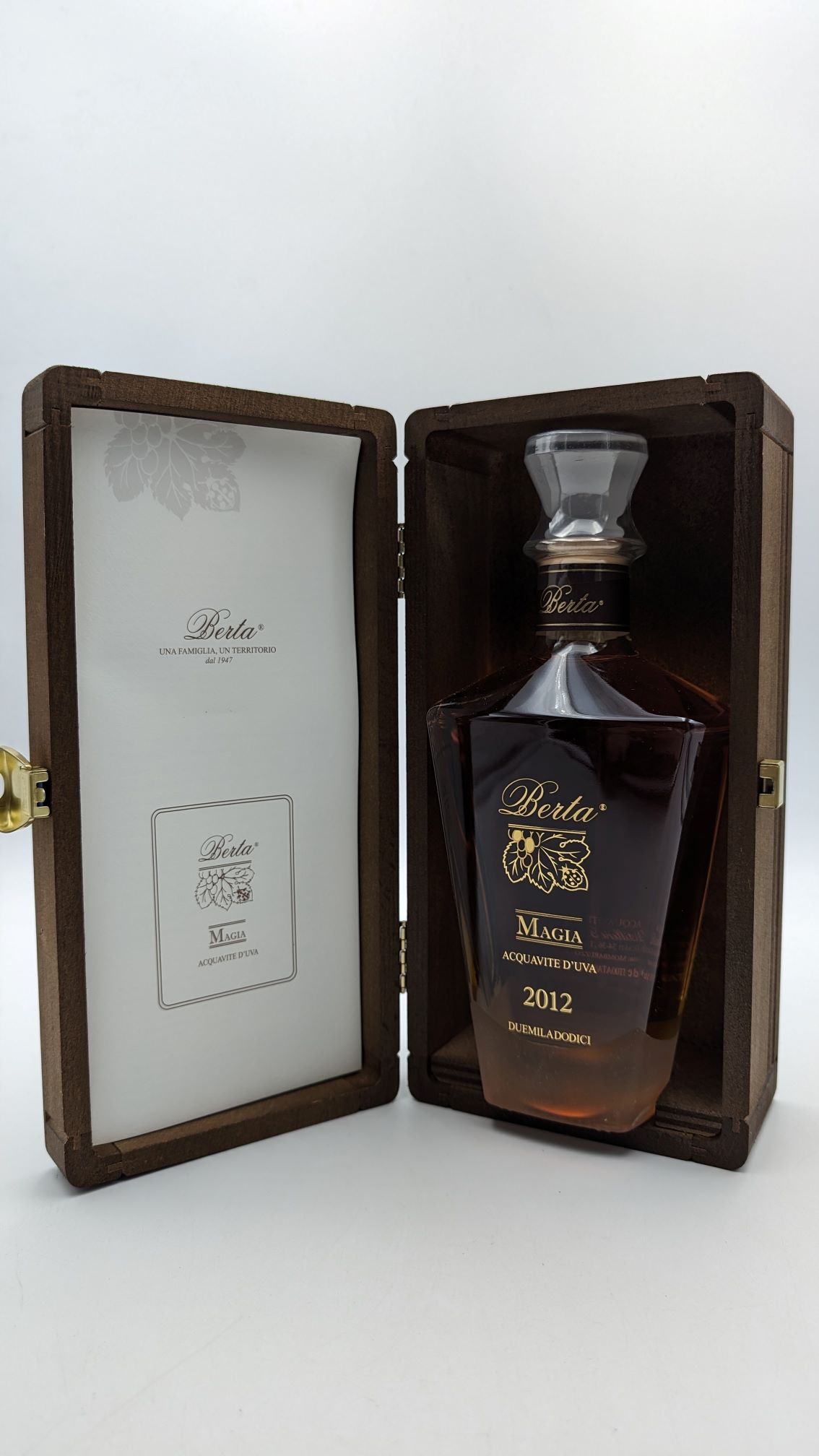 ベルタ 　マジア ディスティッラート デューヴァ 2012　43° 700ml 【正規限定品　木箱入り】Berta MAGIA Distillato d'Uva 2012 43° 700ml