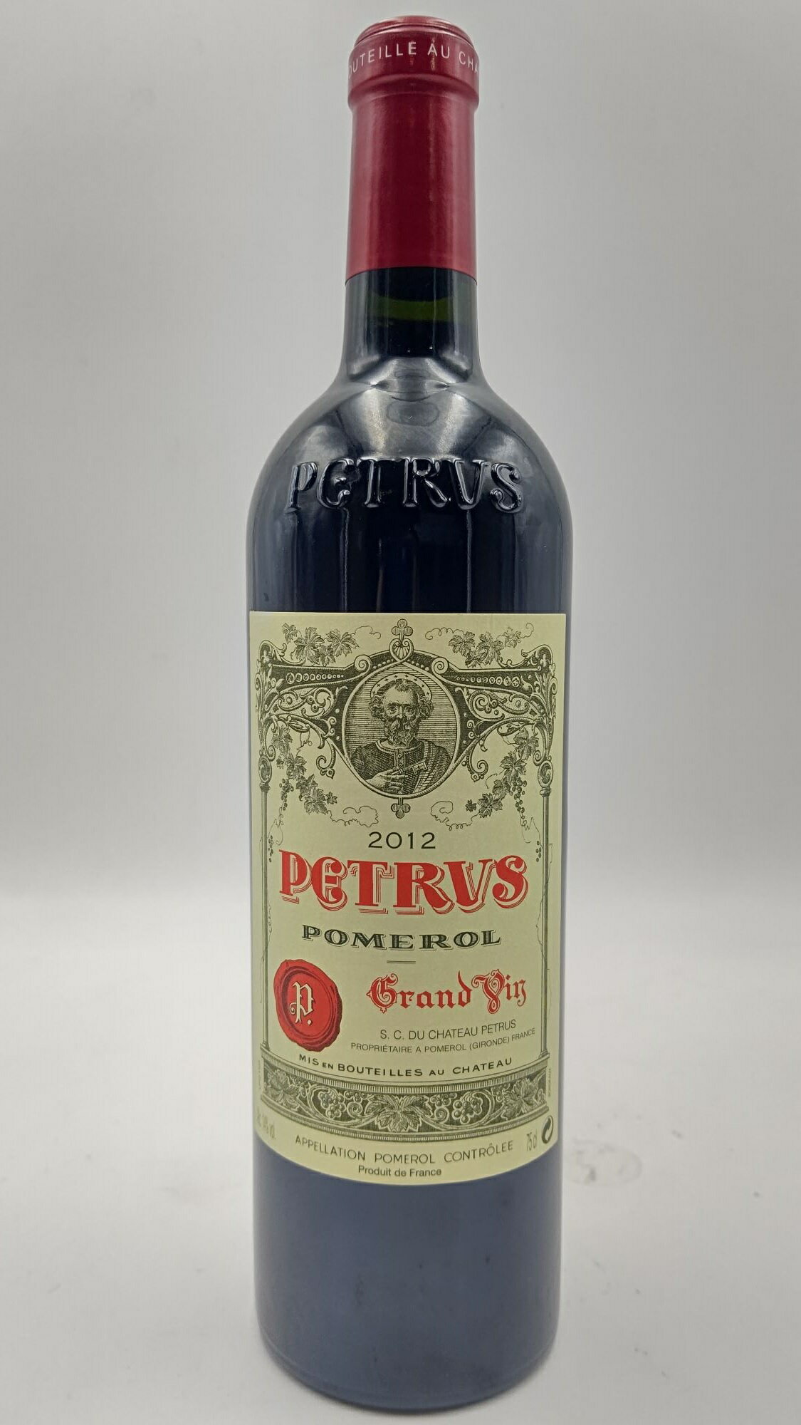 ペトリュスは既にワインという領域を超越しています。ロバート・パーカー監修ワインアドヴォケイトでは100点獲得を何回も獲得し、ボルドー含め他のワインを寄せ付けません。他の追随を許さないクオリティに加え、生産量の少なさが輪をかけて、五大シャトーを遥かに凌ぐ高値で取引され、世界のワイン愛好家のセラーに収まってしまうため、市場にはほとんど出回らない世界屈指のグラン・ヴァンです。シャトー・ペトリュスの畑は約11.4ヘクタールと他のシャトーと比べても非常に狭い。基本的に周りのシャトーの畑よりも砂利が少なく、黒粘土と呼ばれる水を吸収するとふくらむ性質をもつ特殊な粘土が多く含まれている。この特徴的な土壌が、ペトリュスが芸術的なワインを生み出し続けている。熟した黒系果実、ドライ無花果などの濃縮したアロマがあり、その奥にはキノコや湿った腐葉土、トリュフ、紅茶、スパイス、セージなどの複雑で奥深いブーケが漂う。洗練されていて、タンニンは細かく円やかで丸みがあり水分ではなくオイルを口にしているような味わい。しっかりしたボディと溢れんばかりのミネラル分は、堂々たるボルドー・ポムロールであり、おそらくボトルの熟成とともにより完成度の高い神秘的なワインとなる。 内容量 750ml ブドウ品種 ほぼメルロ、カベルネ・フラン 保存方法 冷暗所にて保存 原産国名 フランス　　ボルドー・ポムロール 輸入者 日本リカー [ct_w_0],[ct_w_22],[ct_w_29]