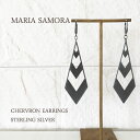 マリア サモラ シェブロン シルバー ピアス MARIA SAMORA STERLING SILVER CHERVRON EARRINGS ◆輸入品販売に関しまして諸注意◆ ※新品、未使用品となりますが 購入先による背中付近に防犯タグのピン穴 　　　　形を整えるための針孔がございます。 　　　　いずれもお洗濯して頂くと消えますが、 　　　　不良品ではございません。 　　　　他、多少のしわや紙タグに欠損がある場合がございます。 ご理解の上、ご検討をお願い致します。 お気になる方は一度お問い合わせの上、ご確認ください。楽天システム変更の為、現在沖縄離島への宅配便送料無料での配送を見合わせております。 詳しくはこちら『宅配便』をご確認ください。 ◆商品説明◆ALLハンドメイド。シャープで存在感のあるピアス。いぶしたシルバーと光によって生まれる陰影が美しいデザインです。※いぶした部分に傷が見られますが不良品ではございません。◆MARIA SAMORA◆アメリカ、ニューメキシコ州、タオス生まれ。 タオスのシンプルで美しい生活、文化によって育まれた、 豊かな想像力と確かな技術を持った、才能あふれる若手女性アーティスト。 マリアの作品はその人自身が持っている美しさを洗練し高めてくれるような 五感に響くシンプルなデザインが特徴。 従来のインディアンジュエリーとは一味違う、コンテンポラリーで洗練された アイテムに心惹かれます。 素材 Sterling Silver サイズ サイズ 全長（フック込） 全長（フック抜き） 横幅 ONE SIZE 8.5 6.5 2.2 ※単位はすべてcmになります。 注記 ※できるだけ忠実に再現するよう努力しておりますが、 ディスプレイ画面等の環境上、ページで見た色と実際の商品の色とは 多少違う場合がございます。ご不明な点はお問い合わせください。 ※慎重に計測しておりますが、商品によって多少の誤差が出てしまう場合がございますのでその旨ご了承くださいませ。