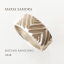 マリア サモラ マウンテンレンジ シルバー リング MARIA SAMORA STERLING SILVER MOUNTAIN RANGE RING/GEAR◆輸入品販売に関しまして諸注意◆ ※新品、未使用品となりますが 購入先による背中付近に防犯タグのピン穴 　　　　形を整えるための針孔がございます。 　　　　いずれもお洗濯して頂くと消えますが、 　　　　不良品ではございません。 　　　　他、多少のしわや紙タグに欠損がある場合がございます。 ご理解の上、ご検討をお願い致します。 お気になる方は一度お問い合わせの上、ご確認ください。楽天システム変更の為、現在沖縄離島への宅配便送料無料での配送を見合わせております。 詳しくはこちら『宅配便』をご確認ください。 ◆商品説明◆ALLハンドメイド、ワイドで存在感抜群のシルバーリング。しっかりした重厚感、光によって生まれる陰影が美しいデザインです。◆MARIA SAMORA◆アメリカ、ニューメキシコ州、タオス生まれ。 タオスのシンプルで美しい生活、文化によって育まれた、 豊かな想像力と確かな技術を持った、才能あふれる若手女性アーティスト。 マリアの作品はその人自身が持っている美しさを洗練し高めてくれるような 五感に響くシンプルなデザインが特徴。 従来のインディアンジュエリーとは一味違う、コンテンポラリーで洗練された アイテムに心惹かれます。 素材 Sterling Silver サイズ サイズ 号数 ONE SIZE 13号 ※単位はすべてcmになります。 注記 ※できるだけ忠実に再現するよう努力しておりますが、 ディスプレイ画面等の環境上、ページで見た色と実際の商品の色とは 多少違う場合がございます。ご不明な点はお問い合わせください。 ※慎重に計測しておりますが、商品によって多少の誤差が出てしまう場合がございますのでその旨ご了承くださいませ。