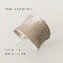 マリア サモラ シルバーリング MARIA SAMORA NEVE RING S STERLING SILVER ◆輸入品販売に関しまして諸注意◆ ※新品、未使用品となりますが 購入先による背中付近に防犯タグのピン穴 　　　　形を整えるための針孔がございます。 　　　　いずれもお洗濯して頂くと消えますが、 　　　　不良品ではございません。 　　　　他、多少のしわや紙タグに欠損がある場合がございます。 ご理解の上、ご検討をお願い致します。 お気になる方は一度お問い合わせの上、ご確認ください。楽天システム変更の為、現在沖縄離島への宅配便送料無料での配送を見合わせております。 詳しくはこちら『宅配便』をご確認ください。 ◆商品説明◆ALLハンドメイド、柔らかな曲線が美しい存在感抜群のシルバーリング。光によって生まれる陰影が美しいデザインです。開口部がございますのである程度サイズ調整が可能です。br>◆MARIA SAMORA◆アメリカ、ニューメキシコ州、タオス生まれ。 タオスのシンプルで美しい生活、文化によって育まれた、 豊かな想像力と確かな技術を持った、才能あふれる若手女性アーティスト。 マリアの作品はその人自身が持っている美しさを洗練し高めてくれるような 五感に響くシンプルなデザインが特徴。 従来のインディアンジュエリーとは一味違う、コンテンポラリーで洗練された アイテムに心惹かれます。 素材 Sterling Silver サイズ サイズ 号数 ONE SIZE 12号 ※単位はすべてcmになります。 注記 ※できるだけ忠実に再現するよう努力しておりますが、 ディスプレイ画面等の環境上、ページで見た色と実際の商品の色とは 多少違う場合がございます。ご不明な点はお問い合わせください。 ※慎重に計測しておりますが、商品によって多少の誤差が出てしまう場合がございますのでその旨ご了承くださいませ。