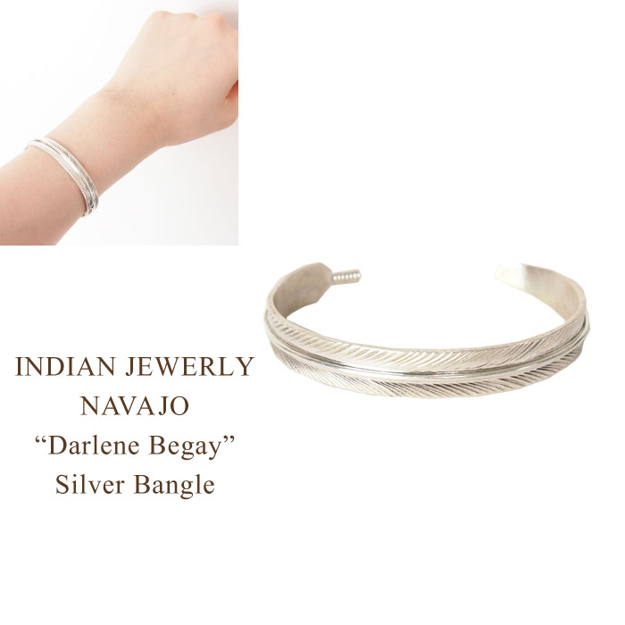 インディアンジュエリー ナバホ "DARLENE BEGAY" フェザー シルバー バングルINDIAN JEWELRY NAVAJO Silver Bangle ◆輸入品販売に関しまして諸注意◆ ※新品、未使用品となりますが 購入先による背中付近に防犯タグのピン穴 　　　　形を整えるための針孔がございます。 　　　　いずれもお洗濯して頂くと消えますが、 　　　　不良品ではございません。 　　　　他、多少のしわや紙タグに欠損がある場合がございます。 ご理解の上、ご検討をお願い致します。 お気になる方は一度お問い合わせの上、ご確認ください。楽天システム変更の為、現在沖縄離島への宅配便送料無料での配送を見合わせております。 詳しくはこちら『宅配便』をご確認ください。 ◆商品説明◆アメリカ　ニューメキシコからナバホ族インディアンジュエリーの入荷です。作者は NAVAJO族 Darlene Begay 氏。フェザーモチーフのシルバーバングル。シンプルで他のアクセサリーとの相性も良く、重ね付けもおすすめです。人気のフェザーデザイン。プレゼントにも喜ばれそう♪※柔らかい素材のため、多少のサイズ調整が可能です。力を入れすぎると歪みや折れてしまう可能性がございます。ご注意ください。 ◆インディアンジュエリー◆アリゾナ、ニューメキシコ等、インディアン達の一点一点、細かい工程を経てつくられるハンドメイドならではの貴重で魅力あふれるアクセサリー♪RALPH LAURENでも取り扱われている等、各方面からの人気も高く熱狂的なファンの多いアイテムです♪そんな中から当店ならではの厳選した数々のアクセサリーをお届けいたしております♪ 素材 Sterlling Silver サイズ サイズ 内径 最大幅 開口部 ONE SIZE 12.6 0.7 3 ※柔らかい素材のため、開口部は調整できます。実寸地は目安としてご確認ください。 ※単位はすべてcmになります。 OTHER ITEM 注記 ※できるだけ忠実に再現するよう努力しておりますが、 ディスプレイ画面等の環境上、ページで見た色と実際の商品の色とは 多少違う場合がございます。ご不明な点はお問い合わせください。 ※慎重に計測しておりますが、商品によって多少の誤差が出てしまう場合がございますのでその旨ご了承くださいませ。