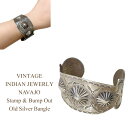 VINTAGE INDIAN JEWELRY NAVAJO Stamp ＆ Bump out Old Silver Bangle ◆輸入品販売に関しまして諸注意◆ ※新品、未使用品となりますが 購入先による背中付近に防犯タグのピン穴 　　　　形を整えるための針孔がございます。 　　　　いずれもお洗濯して頂くと消えますが、 　　　　不良品ではございません。 　　　　他、多少のしわや紙タグに欠損がある場合がございます。 ご理解の上、ご検討をお願い致します。 お気になる方は一度お問い合わせの上、ご確認ください。楽天システム変更の為、現在沖縄離島への宅配便送料無料での配送を見合わせております。 詳しくはこちら『宅配便』をご確認ください。 ◆商品説明◆ アメリカ　ニューメキシコから古き良き時代の ヴィンテージジュエリーが届きました。 時代は1930年〜1950年、 フレッドハービー時代のジュエリーです！！ アポロコンチョ型にバンプアウト加工が施され黒く燻されたオールドシルバーバングル。 ナバホ族の伝統的な細かなスタンプワーク、 スタンプには意味があり、外向きの矢じりは戦いを意味し 内向きの矢じりは防御を表しています。 時代を乗り越えた風格を感じさせてくれる圧倒的な存在感、 魅力あふれるジュエリーです。 フレッドハービースタイルとは1930年代サンタフェ鉄道が開通し当時ホテルを経営していたフレッドハービー社が観光客向けに,お土産として販売していたもので、現在でも多くのコレクターが存在しており、日本でも雑誌等で多数掲載される程人気です。フレッドハービースタイルのジュエリーは現在アンティークとして価値を見出され、コレクターがいるほど人気があります。 デザイナー、ラルフローレン氏もコレクションを公開しているようです。 ◆インディアンジュエリー◆アリゾナ、ニューメキシコ等、インディアン達の一点一点、細かい工程を経てつくられるハンドメイドならではの貴重で魅力あふれるアクセサリー♪RALPH LAURENでも取り扱われている等、各方面からの人気も高く熱狂的なファンの多いアイテムです♪そんな中から当店ならではの厳選した数々のアクセサリーをお届けいたしております♪ サイズ サイズ 内径 幅 ONE 14.8 3.8 ※単位はすべてcmになります。 OTHER ITEM 注記 ※できるだけ忠実に再現するよう努力しておりますが、 ディスプレイ画面等の環境上、ページで見た色と実際の商品の色とは 多少違う場合がございます。ご不明な点はお問い合わせください。 ※慎重に計測しておりますが、商品によって多少の誤差が出てしまう場合がございますのでその旨ご了承くださいませ。