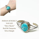 インディアンジュエリー ナバホ族 ”Dave Skeets“ レッドマウンテンターコイズ シルバー バングルINDIAN JEWELRY NAVAJO ”Dave Skeets“ Red Mt.Turquoise Silver Bangle ◆輸入品販売に関しまして諸注意◆ ※新品、未使用品となりますが 購入先による背中付近に防犯タグのピン穴 　　　　形を整えるための針孔がございます。 　　　　いずれもお洗濯して頂くと消えますが、 　　　　不良品ではございません。 　　　　他、多少のしわや紙タグに欠損がある場合がございます。 ご理解の上、ご検討をお願い致します。 お気になる方は一度お問い合わせの上、ご確認ください。楽天システム変更の為、現在沖縄離島への宅配便送料無料での配送を見合わせております。 詳しくはこちら『宅配便』をご確認ください。 ◆商品説明◆アメリカ　ニューメキシコからインディアンジュエリーの入荷です。 鮮やかなターコイズブルーが美しいレッドマウンテンターコイズのバングル。 作者は NAVAJO族 ”Dave Skeets“ さん。 石は厚みがあり、程よく大きいサイズ感、 ポテッと丸くかわいらしい形をしています。 バングルにはツイステッドワイヤーが施されナバホらしく、 シンプルさを楽しめるインディアンジュエリーです。 飽きのこないデザインで長年ご愛用いただけるアイテムです。 年齢を問わずオススメです♪ 贈り物にも♪ ◆インディアンジュエリー◆アリゾナ、ニューメキシコ等、インディアン達の一点一点、細かい工程を経てつくられるハンドメイドならではの貴重で魅力あふれるアクセサリー♪RALPH LAURENでも取り扱われている等、各方面からの人気も高く熱狂的なファンの多いアイテムです♪そんな中から当店ならではの厳選した数々のアクセサリーをお届けいたしております♪ 素材 Sterlling Silver/Red Mt. Turquoise サイズ サイズ 内径 最大幅 開口部 ONE SIZE 14.5 3.2 2.5 ※柔らかい素材のため、開口部は調整できます。実寸地は目安としてご確認ください。 ※単位はすべてcmになります。 OTHER ITEM 注記 ※できるだけ忠実に再現するよう努力しておりますが、 ディスプレイ画面等の環境上、ページで見た色と実際の商品の色とは 多少違う場合がございます。ご不明な点はお問い合わせください。 ※慎重に計測しておりますが、商品によって多少の誤差が出てしまう場合がございますのでその旨ご了承くださいませ。