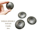 インディアンジュエリー ナバホ コンチョ フラワー スタンプ 4cm/1個 INDIAN JEWELRY NAVAJO Concho ◆輸入品販売に関しまして諸注意◆ ※新品、未使用品となりますが 購入先による背中付近に防犯タグのピン穴 　　　　形を整えるための針孔がございます。 　　　　いずれもお洗濯して頂くと消えますが、 　　　　不良品ではございません。 　　　　他、多少のしわや紙タグに欠損がある場合がございます。 ご理解の上、ご検討をお願い致します。 お気になる方は一度お問い合わせの上、ご確認ください。◆商品説明◆インディアンジュエリー、NAVAJOよりコンチョの入荷です。 花のスタンプが施された、かわいらしいコンチョです。 燻されたシルバーの陰影が素敵です。 ループ状のフックがあるので、ゴムや紐を通して髪留め、ポーチ、財布などお好きなアイテムにつけてカスタム出来ます♪ ※1個でのお値段です。セット商品ではございません。 ※サイズ色は若干差異あります。お選び頂くことはできませんのでご了承ください。 ◆インディアンジュエリー◆アリゾナ、ニューメキシコ等、インディアン達の一点一点、細かい工程を経てつくられるハンドメイドならではの貴重で魅力あふれるアクセサリー♪RALPH LAURENでも取り扱われている等、各方面からの人気も高く熱狂的なファンの多いアイテムです♪そんな中から当店ならではの厳選した数々のアクセサリーをお届けいたしております♪ サイズ 直径 4 ※単位はすべてcmになります。 OTHER ITEM 注記 ※できるだけ忠実に再現するよう努力しておりますが、 ディスプレイ画面等の環境上、ページで見た色と実際の商品の色とは 多少違う場合がございます。ご不明な点はお問い合わせください。 ※サイズは平置きで計測しています。 慎重に計測しておりますが、商品によって多少の誤差が出てしまう場合がございますのでその旨ご了承くださいませ。