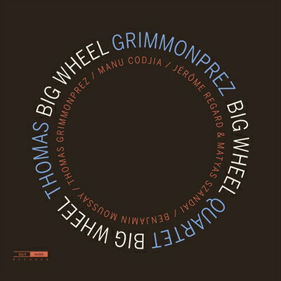 曲目・内容1.Big Wheel2.Sweet Cake3.Suspended Time4.Cats and Dogs5.Heavy Soul6.Quiet7.Hypnosis8.Spain Time9.Highway作曲：トマ・グリモンプレアーティスト（演奏・出演）トマ・グリモンプレ（ドラムス）マヌ・コジア（ギター）ベンジャミン・モウゼイ（ピアノ）ジェローム・ルガール、マティアス・ザンダイ（ベース）レコーディング2019年3月19・20日studio Ohm Sweet Ohm パリ商品番号：OTN629トマ・グリモンプレ・カルテット『ビッグ・ホイール』 ［トマ・グリモンプレ（ドラムス）／マヌ・コジア（ギター）／ベンジャミン・モウゼイ（ピアノ）／ジェローム・ルガール／マティアス・ザンダイ（ベース）］CD 発売日：2019年11月08日 Outnote Records「大きな車輪。それは私たちの運動と、時間の関係性を思い出させてくれます。解き放たれた車輪が体現する気ままさと、止まった時間。四角い世の中で回る車輪。そんなビッグ・ホイールの象徴性は、神話や宗教的なテーマ、円が表す完全性や、あらゆる動き、進化、そして来るべき将来を想起させます。それはまた、新しい始まりであり、永遠の創造です。この新しい始まりとそのサイクルというインスピレーションが、私にこのアルバムの作品を生み出させ、長い間共に演奏してきた仲間たちと挑ませました。2016年10月にアルバム『カレイドスコープ』を発表したとき、自分の音楽のアイディンティティを表現して更に先に行くためには、このカルテットという形が最もふさわしいと実感しました。今回の企画が実現できたのは、才能あるミュージシャンたちが、己の審美眼だけに囚われることなく、私のサウンド描写に光をあてるために、惜しみない力を貸してくれたおかげです。それぞれが強いパーソナリティを持ち、芸術に対する価値観を分かち合える4人で力を合わせ、リスナーの皆さんを私の宇宙の旅へとご案内します。私たちの長い友情が、私をこのレパートリーへと駆り立てました。」—トマ・グリモンプレ