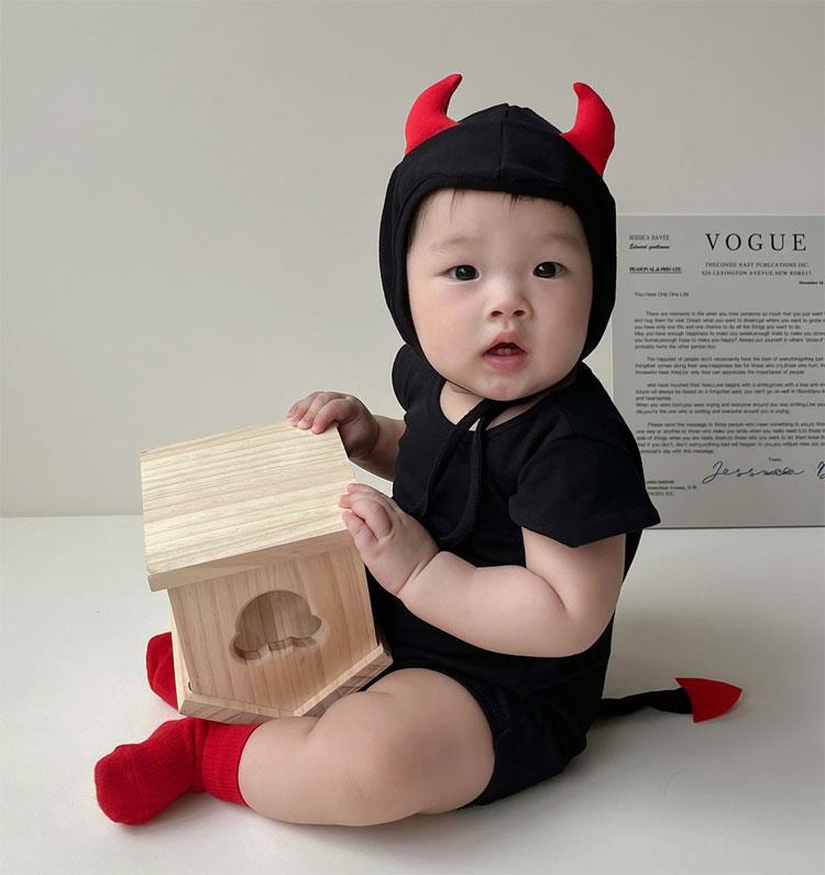 商品説明商品名着るだけでキュートな小悪魔風デビルに変装できる、子ども用のコスプレ衣装です股にスナップボタンが付いたオールインワンタイプで、おむつ交換も楽に行えますキャップには悪魔の角&後ろには悪魔のしっぽが付き、とてもかわいいハロウィンをより楽しく演出できるアイテムです遠目でも目立ちやすいデザインのため、パーティーでも存在感を出しやすいですイベントコスチューム衣装やハロウィン・イースターのパーティー素材コットン生産国中国サイズ66cm/73cm/80cm/90cmセット内容カバーオール+キャップ注意PC環境・光の具合により、色や素材のイメージが写真と若干異なる場合がございます。モデル・写真に使用されているアクセサリー・小物は別途記載が無い限り付属いたしません。商品に不良があった場合は、商品到着から5日以内にご連絡いただければご返金・交換対応させて頂きます。商品のサイズは、全て平置きにて外寸を測定しております。商品によっては+-0.5cm〜1cmの誤差が発生してしまう場合がございます。該当商品は他店と在庫共有です。タイミングにより、在庫ズレが生じる場合がございます。予めご了承ください。商品説明商品名着るだけでキュートな小悪魔風デビルに変装できる、子ども用のコスプレ衣装です股にスナップボタンが付いたオールインワンタイプで、おむつ交換も楽に行えますキャップには悪魔の角&後ろには悪魔のしっぽが付き、とてもかわいいハロウィンをより楽しく演出できるアイテムです遠目でも目立ちやすいデザインのため、パーティーでも存在感を出しやすいですイベントコスチューム衣装やハロウィン・イースターのパーティー素材コットン生産国中国サイズ66cm/73cm/80cm/90cmセット内容カバーオール+キャップ注意PC環境・光の具合により、色や素材のイメージが写真と若干異なる場合がございます。モデル・写真に使用されているアクセサリー・小物は別途記載が無い限り付属いたしません。商品に不良があった場合は、商品到着から5日以内にご連絡いただければご返金・交換対応させて頂きます。商品のサイズは、全て平置きにて外寸を測定しております。商品によっては+-0.5cm〜1cmの誤差が発生してしまう場合がございます。該当商品は他店と在庫共有です。タイミングにより、在庫ズレが生じる場合がございます。予めご了承ください。