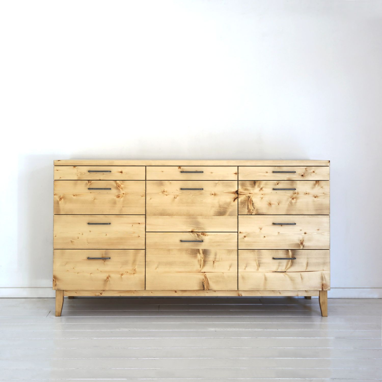 カップボード 無垢 チェスト タンス キャビネット 北欧 シンプル モダン ナチュラル カフェ風 西海岸 ヴィンテージ インダストリアル おしゃれ 手作り 引き出し ストレージ 収納 アイアン 脚付き 4段 食器棚 キッチン収納