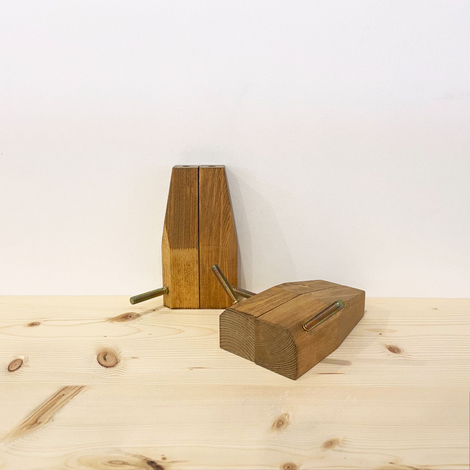 商品の特徴 NEALDの脚付きデザインのキャビネット用、交換木脚4本セットになります。 家具のご購入後に脚の高さを変更したい時などにおすすめです。 脚の高さは10cm / 15cm /20cmの3種類、カラーはナチュラル(薄茶)とブラウン(濃茶)の2種類からお選び頂けます。 取付金具、アジャスターが付属。 ご注意下さい！ この商品は脚の取付けサービスには対応しておりません。交換作業はお客様の手で行なって下さい。 交換方法についてはこちらをご確認下さい 無垢材には材料一つ一つに個性があり、また経年変化による変色がございます。 そのため、本体と新しい脚の色には必ず差異が生じます。予めご了承の上、ご注文をお願い致します。 スペック・仕様 商品名Z-04c 素材パイン材等北米松針葉樹無垢材 塗装ワトコオイル(ナチュラル / ブラウン) 生産国日本(自社工房生産) 送料無料 備考・本商品には天然の無垢材を使用しております。使用材料、お使いのモニター、設置場所、撮影環境などの理由により、商品写真と実際の商品は木目や色味のイメージが異なります。・上記を理由とした返品、交換は出来ません。ご了承下さい。 保証・アフターケア 家具のお届けや保証について、メンテナンス方法等のアフターケアについてはこちらをご確認下さい。