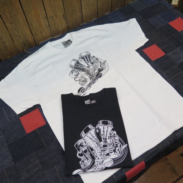 【JAMMER'S】 ジャマーズ ハーレー パンヘッド エンジン プリントTシャツ/ウエストライド ウエストライドより限定製作。 1970年代チョッパー全盛期、往年のジャマーズTシャツの復刻。 素材　：コットン100% 配色　：ブラック・ホワイト 展開　：M・L・XL 【サイズスペック】 M　：肩幅48.5　袖丈17.0　身幅50.5　着丈67.0cm L　：肩幅53.0　袖丈18.0　身幅55.0　着丈68.5cm XL：肩幅61.0　袖丈19.5　身幅61.0　着丈73.0cm ※任意で選び採寸しておりますので個体差によりスペックは前後する場合があります。 　サイズやネームタグ等は現状優先となりますのでご了承下さい。