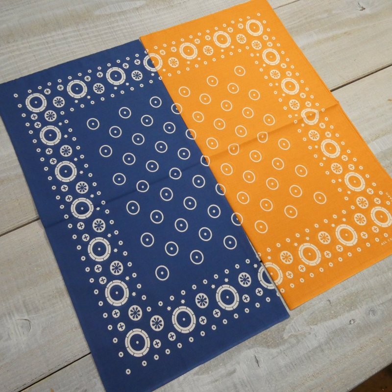 【WAREHOUSE Co./Storongarm】 サークル ドット グラフィック プリント バンダナ2枚セット Lot JG-BD03 The Circle-Dot Bandana MADE IN JAPAN 様々なグラフィック要素が散りばめられた、遊び心あふれる賑やかな柄です。 素材　：コットン100% 40番×40番 セルヴィッチ抜染プリント(片耳仕様) 配色　：ブルー・オレンジの2枚セット 展開　：ワンサイズ 【サイズスペック】 55.0×55.0cm ※任意で選び採寸しておりますので個体差によりスペックは前後する場合があります。 　サイズは現状優先となりますのでご了承下さい。