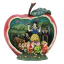 ディズニー　フィギュア　 白雪姫 アップル シーンJIM SHOREが手掛けるDisney Traditionsから映画『白雪姫』のフィギュアが登場。半分に割ったリンゴの中に、魅惑的な森のワンシーンが描かれています。