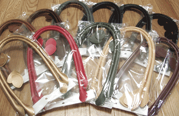 ファーボール ミニ　カン付き　レッド