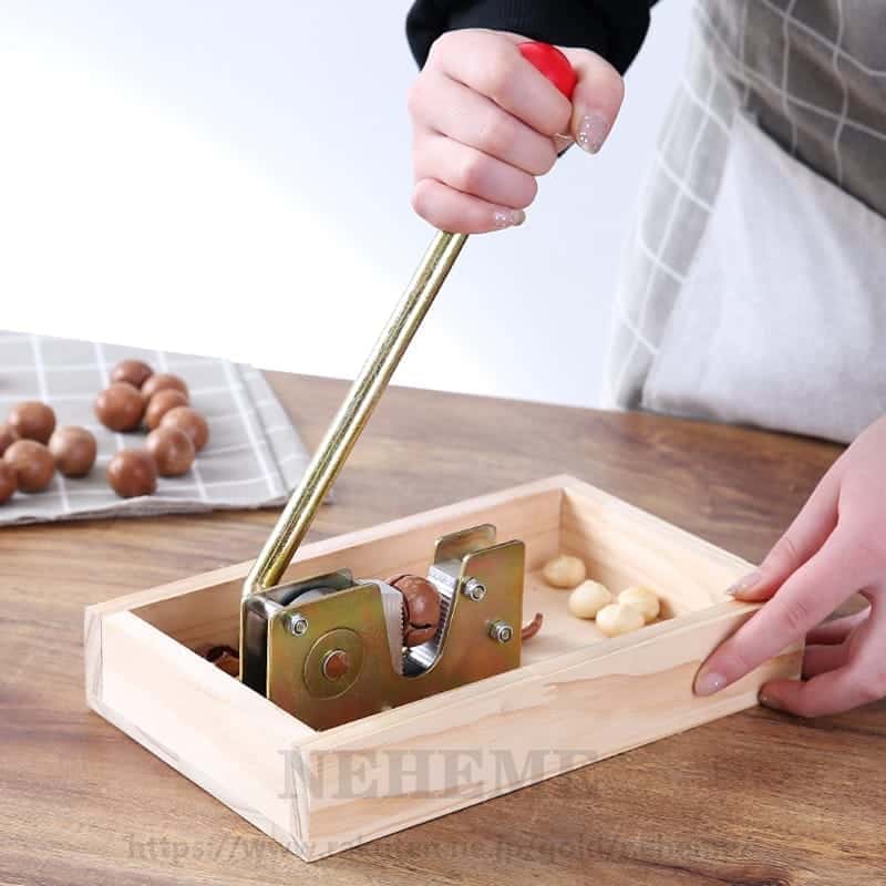 ■商品説明■ 【簡単な操作】ナッツをU字型のスロットに入れ、ネジがナッツに引っかかったらハンドルを回し、カチッと音がして果肉全体を取り出します。操作は簡単で手を痛めず、いつでも美味しいナッツを味わえます！ 【頑丈な構造】高品質の木材+金属材料でできており、高硬度、優れた靭性、および強力な耐摩耗性を備えているため、あらゆる種類のナッツのシェルを簡単に壊すことができます。また、頑丈で滑らかで磨かれた厚い木製の収納バスケットがあり、ナッツの殻の破片を保管し、同時にデスクトップを整理できます。