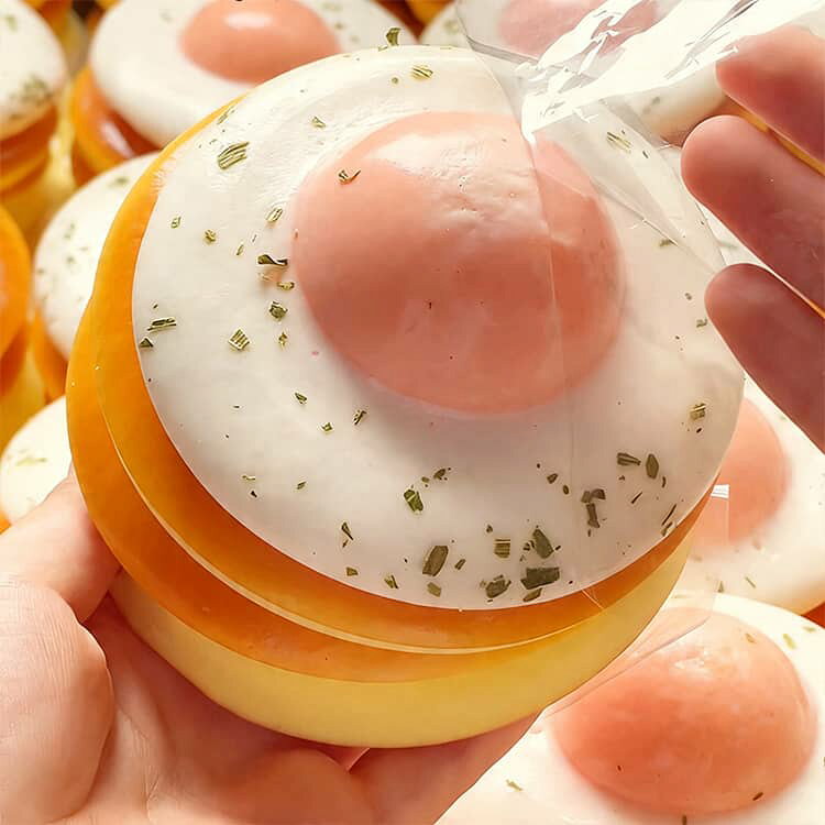 目玉焼きトースト大福 リアル 雑貨 おもちゃ ストレス解消 Y2K スクイーズ 低反発 ケーキ もちもち ぷにぷに かわいい パン おしゃれ 食べ物 景品 そっくり 食品サンプル 癒し 子供 大人 スクイーズ 誕生日 neighbor111-10010844 neighbor サンプル画像3