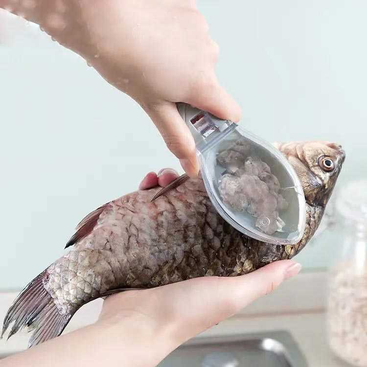 neighborのウロコ取り カバー付き 鱗取り 魚のうろこ取り 飛び散らない 魚鱗クリーナー 時短 調理器具 キッチンツール 自宅 傷つけない プラスチック製 漁師｜アングル2