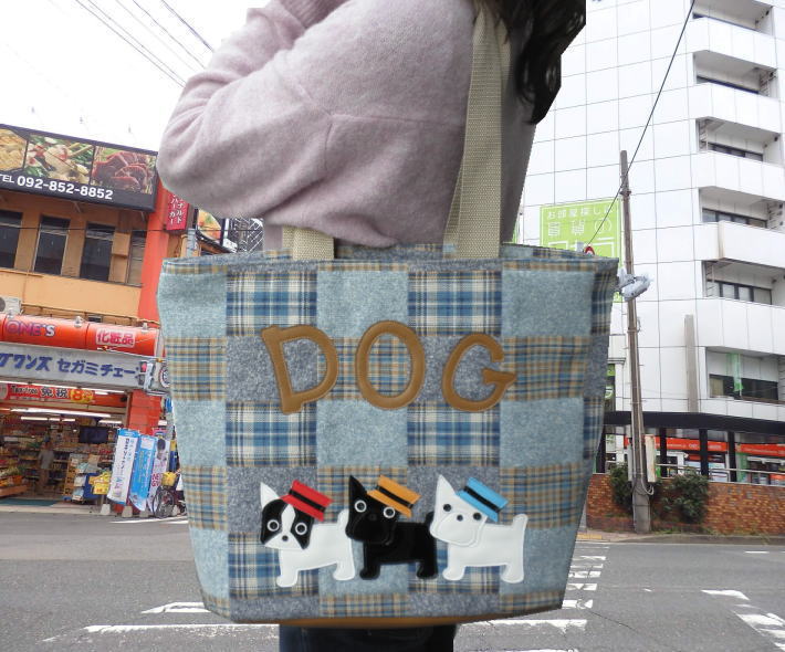 お出かけ大好き3匹ワンコ 犬柄トートバッグ 大きめ 布 a4 レディース メンズ 軽い 一泊旅行 バッグ チェック ダックスフンド シュナウザー プードル フレンチブルドッグ パグ チワワ 柴犬 柄 グッズ 雑貨 犬好き プレゼント モチーフ 人気 おもしろ