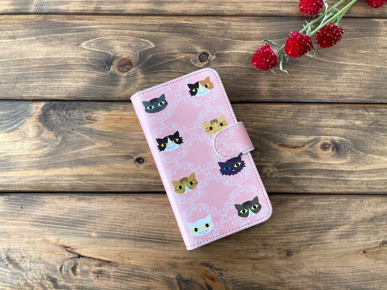 スマホケース　猫　汎用型　ほぼ全機種対応　手帳型　Mサイズ　猫　iPhoneケース　おしゃれ　かわいい　ネコ　ねこ　【 猫たち（ピンク）】　手帳型スマホケース・【Mサイズ】（iPhone6・7・8、iPhoneSE2020など）猫大好き