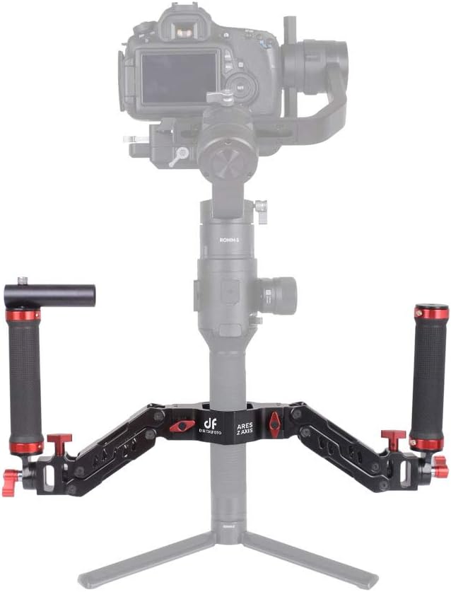 DIGITALFOTO Ares Z Axisスプリングジンバルデュアルハンドル、ZHIYUN Crane 2、DJI Ronin S/SC、FEIYU AK2000 / 4000、Moza Air 2およびその他3 Axisジンバルと互換性のあるダンピング取り外し可能なデュアルグリップ 色 FBA-Aresブランド DF DIGITALFOTO対応デバイス カメラ商品の重量 1.2 キログラム推奨最大重量 5 キログラム ➤互換性スプリング付き: 3軸ジンバルを5軸ジンバルにし、安定性が30%向上します。➤互換性：ハンドル直径40 – 46mmのすべてのブランドのシングルハンドジンバルスタビライザーと互換性があります。 カメラ、カムコーダーなどを固定できるクイックベースプレートに取り付けられる円形アクセサリーが付属しています。➤互換性: ハンドル直径2 – 5cmの全ブランドのシングルハンドジンバルスタビライザーと互換性があります。 カメラ、カムコーダーなどを固定できるクイックベースプレートに取り付けられる円形アクセサリーが付属しています。➤衝撃吸収設計 : 圧力アシストの細かい調整デザインを採用し、異なる負荷や使用環境により微調整が可能になり、衝撃吸収効果を達成します。➤素材はアルミニウム合金 & 取り外し可能：取り外し可能で、便利に持ち運べます。 5