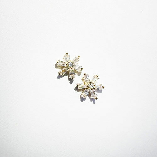 繊細で高品質なネイルパーツミスティックフレークス　ジュエリーシリーズ【カラー】ゴールド【サイズ】約6mm【内容量】2P背面カーブなし※製造ロットによって多少の色味や形状の違い、バリがある場合がございます【メール便OK】▼登録カテゴリ【ネイル用品 > ネイルアート素材 > ビジューパーツ】