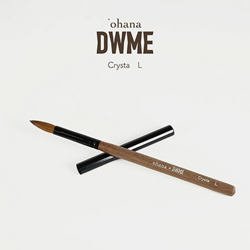 Crysta Lohana×DWMEyoshiko nanbuプロデュース商品しなやかでコシのあるコリンスキーの毛を100%使用した、スカルプ専用ブラシです。リキッドをしっかり含むため、大きなミクスチュアも安定して取れるのが特長。初心者の方からプロの方まで使いやすく、ロングネイルの長さ出しにもおすすめの一本です。キャップ全長:79.7mm 内径:8.6 天面穴なし全長:160mm 毛丈:21.5mm 毛幅:6mm 厚み:5mm【メール便OK】※この商品はメーカー取り寄せ商品になります。メーカー欠品や廃盤の際には必ずご連絡を差し上げてからの商品発送となりますので、ご連絡先の明記をお願い致します。▼登録カテゴリ【ネイル用品 > アクリル・スカルプ > スカルプブラシ】