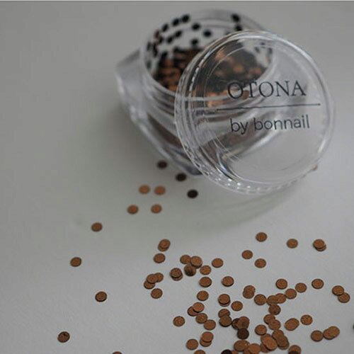 2mm chocolatドットホログラムサイズは1mmと2mmに加え、オトナなデザインにおすすめの1.3mmはドットやお花モチーフ、ビジューなどを華奢に演出してくれます。色はOTONA etoile/amourで人気の5色展開になりますので、お手持ちのOTONAシリーズと違和感なく合わせていただけます。カラーlumiereLuneChat noirnuagechocolat約1.6g【メール便OK】※この商品はメーカー取り寄せ商品になります。メーカー欠品や廃盤の際には必ずご連絡を差し上げてからの商品発送となりますので、ご連絡先の明記をお願い致します。▼登録カテゴリ【ネイル用品 > ネイルアート素材 > ラメ・ホロ・パウダー > ホログラム】