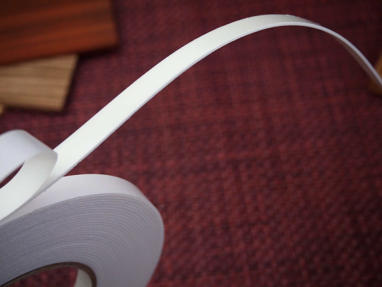 【イノベクト　1mm厚 PE発泡基材 両面粘着テープ No.8950　10mm幅×10m巻　1本】建築部材やアクセサリー..