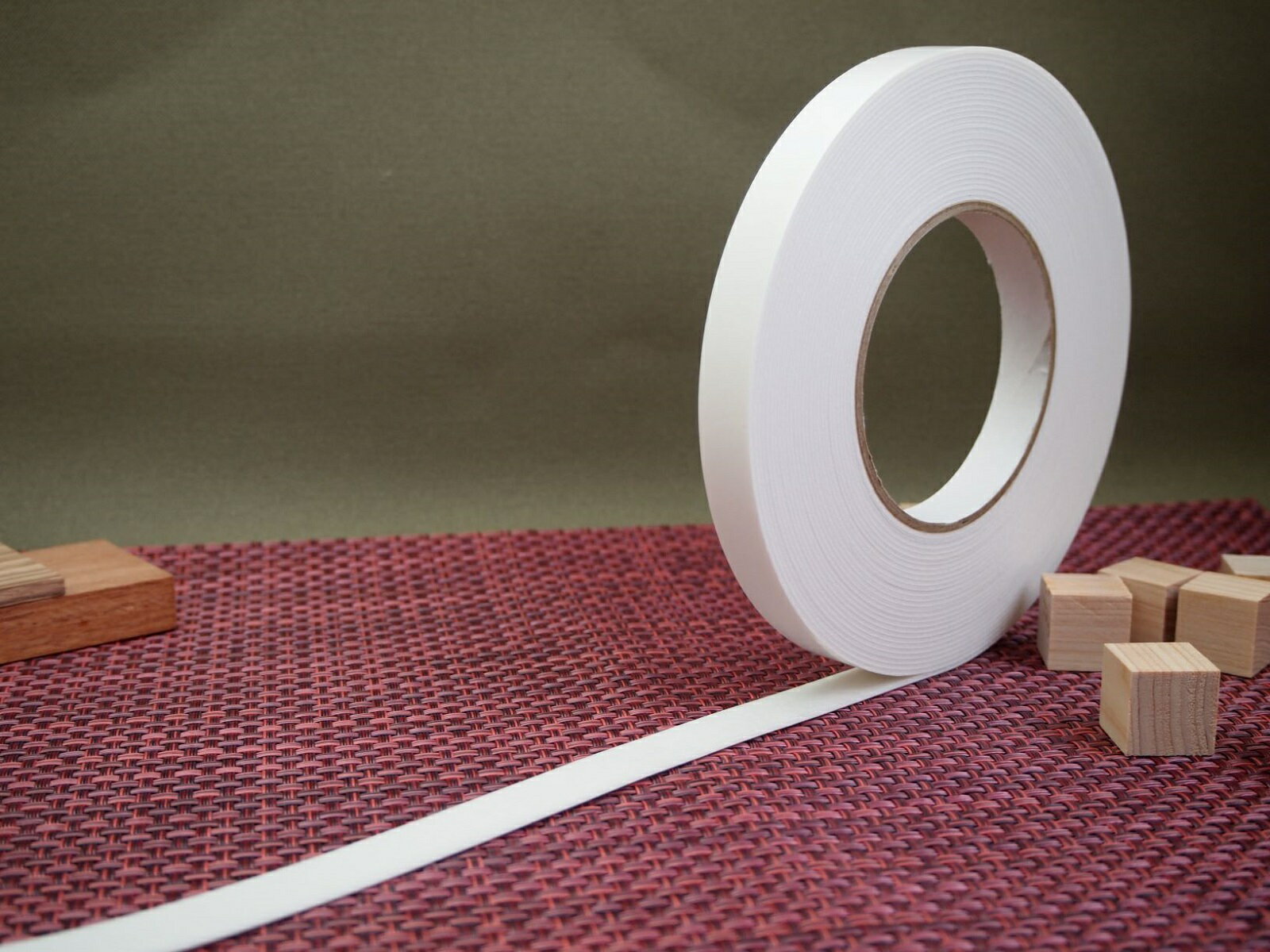 【イノベクト　1mm厚 PE発泡基材 両面粘着テープ No.8950　15mm幅×10m巻　1本】建築部材やアクセサリー..