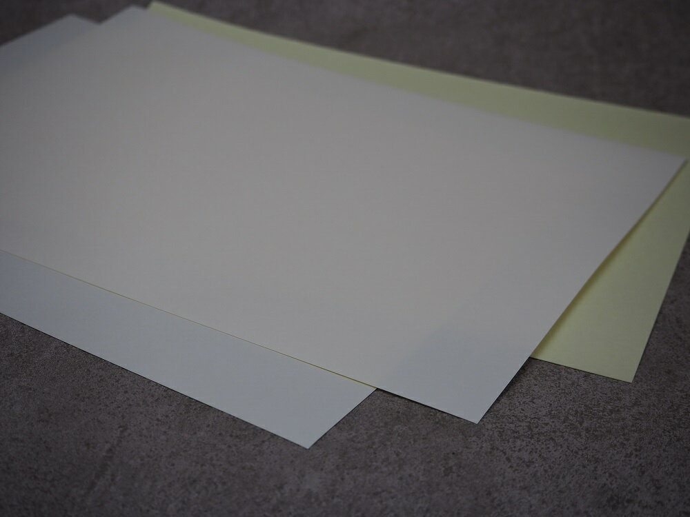 『日榮新化　透明フィルム基材 強弱両面テープ　297mm×210mm　10枚入』ポスターやPOP広告の固定用、装飾の仮固定用等