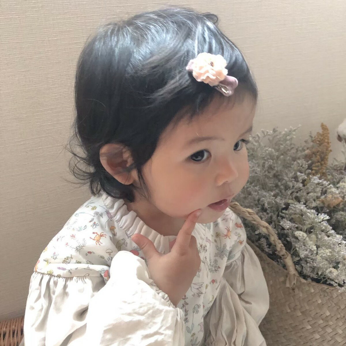 コットン糸の編み苺とベロアリボン・いちごりぼんの可愛いヘアクリップ。赤とピンクのミニクリップ3本セット。すべらないクリップパット付きです。子ども用プレゼントにも。 ベビー キッズ ヘアクリップ 3歳 ガール 赤ちゃん 子供 姉妹 前髪 新生児 おしゃれ 日本製 髪留め ヘアアクセサリー セット 髪飾り プチギフト 苺 保育園 幼稚園 赤 ピンク ヘア ピン リボン 送料無料