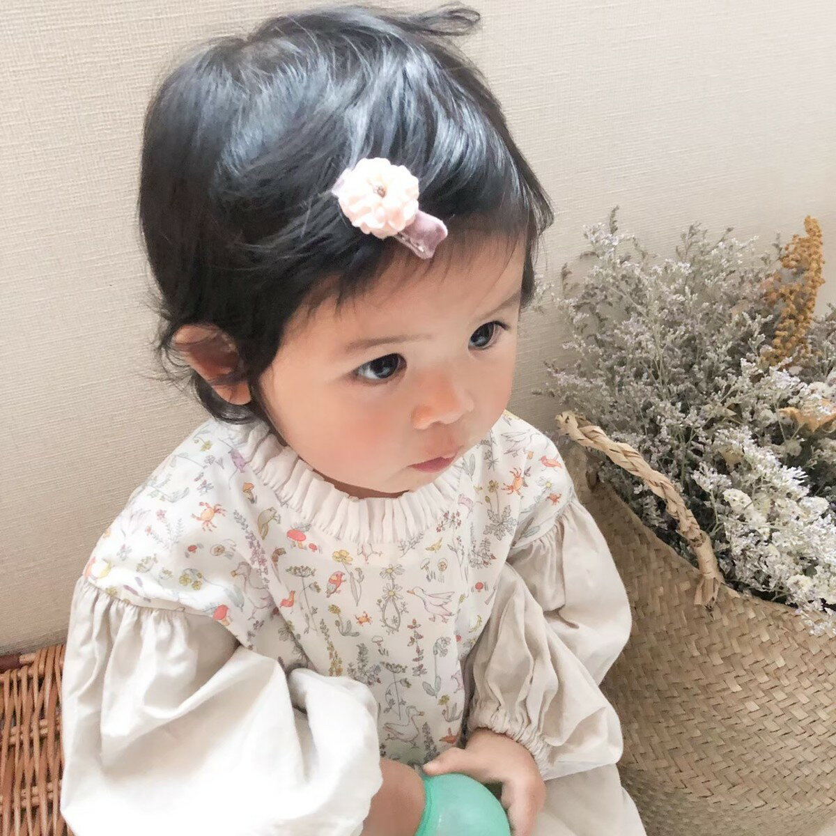 ドライフラワー仕立てのマーガレットとエクリュなヘアクリップ。滑り止めパット付きで、子供の細い前髪もしっかりホールドします。ふんわり可愛いミニヘアクリップです。 ベビー ヘアアクセサリー 赤ちゃん 3歳 ベビー キッズ 女の子 ガールズ 髪留め 花 赤ちゃん 前髪 かわいい 髪飾り エクリュカラー ヘアピン ヘアアクセ 髪飾り ギフト 保育園 幼稚園 前髪 すべらない 子ども