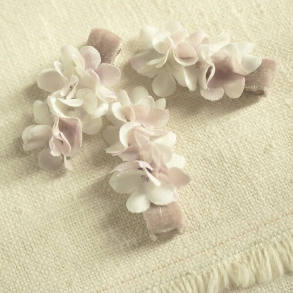 小さな小花の花びらをベルベットリボンクリップに合わせたヘアクリップ。ベビーのプチギフトになる滑り止め付きの小さなヘアアクセサリーです。シンプルで使いやすいお色です。 ベビー ヘアクリップ ヘアアクセサリー 子供用 髪飾り クリップ ガールズ フラワー アジサイ かわいい 日本製 小花 子ども 赤ちゃん ヘアアクセ キッズ ヘアピン 花 3歳 女の子 プチギフト 髪どめ ピンク 保育園 幼稚園