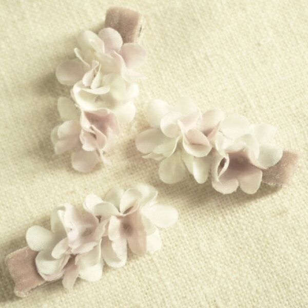 小さな小花の花びらをベルベットリボンクリップに合わせたヘアクリップ。ベビーのプチギフトになる滑り止め付きの小さなヘアアクセサリーです。シンプルで使いやすいお色です。 ベビー ヘアクリップ ヘアアクセサリー 子供用 髪飾り クリップ ガールズ フラワー アジサイ かわいい 日本製 小花 子ども 赤ちゃん ヘアアクセ キッズ ヘアピン 花 3歳 女の子 プチギフト 髪どめ ピンク 保育園 幼稚園